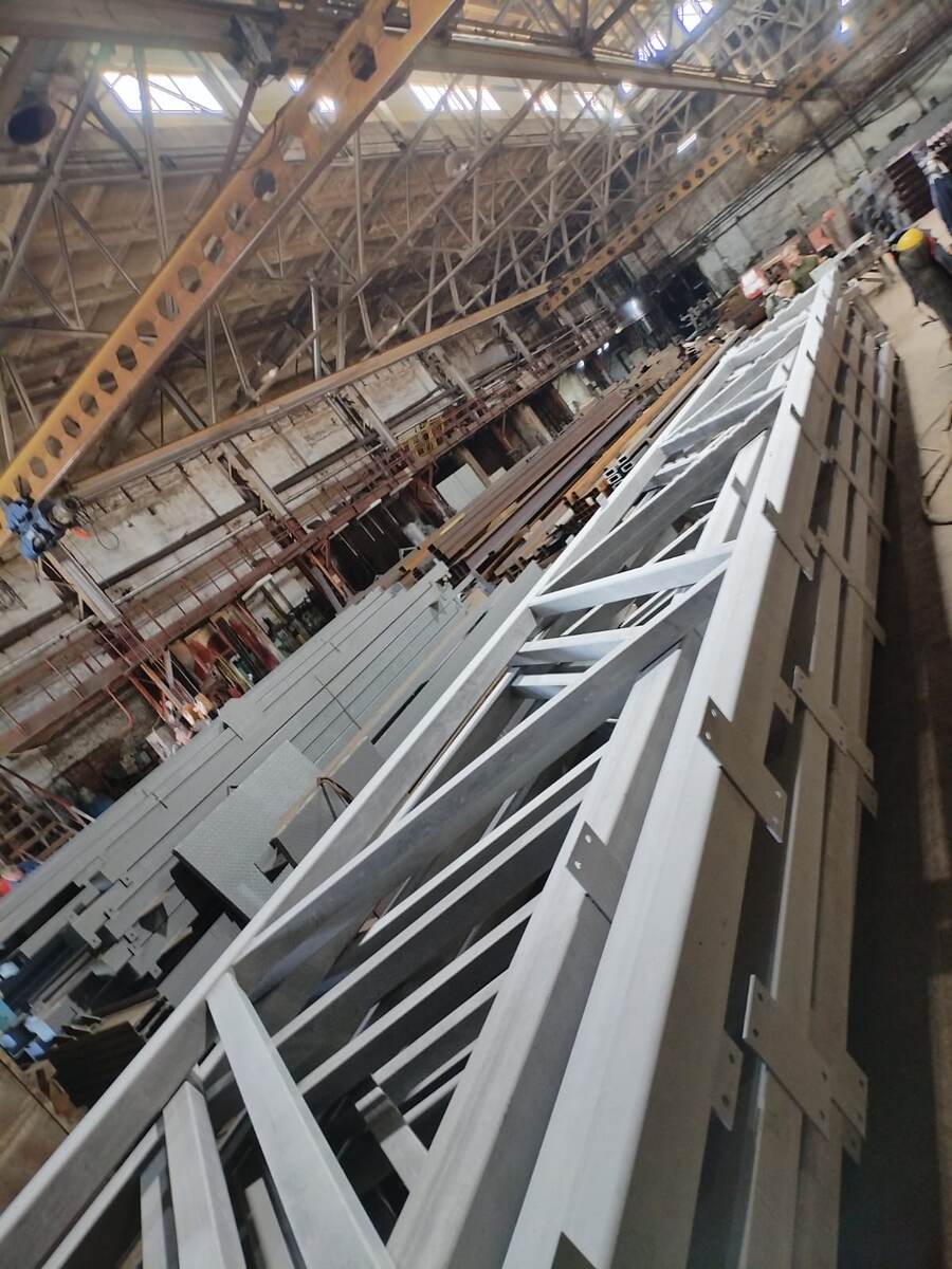 Сварка металлических ферм в цеховых условиях. AreaSteel.ru