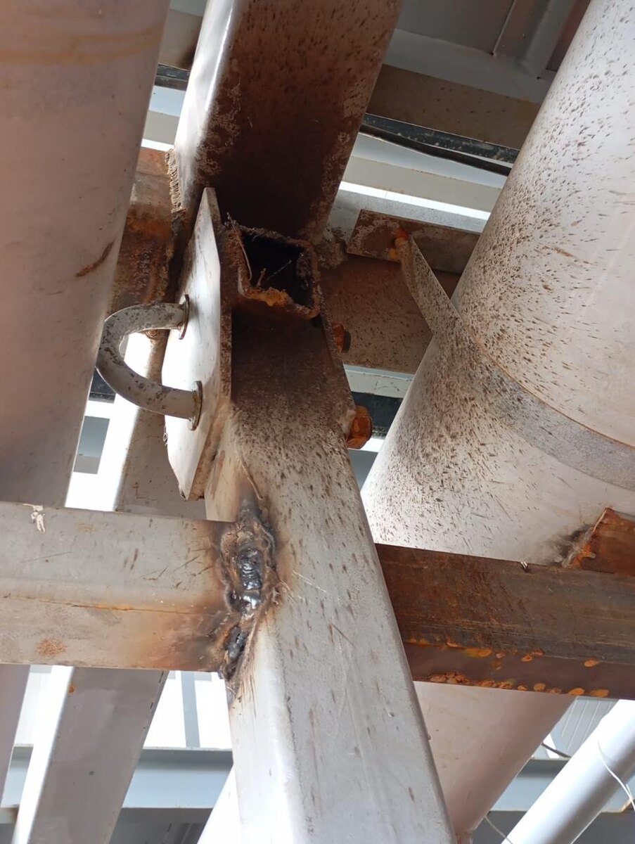 Сварка металлических конструкций на стройплощадке. Из того что было и/или нашлось)) Владелец этой конструкции отказался от цеховой сварки и решил варить конструкции по месту - с целью экономии.