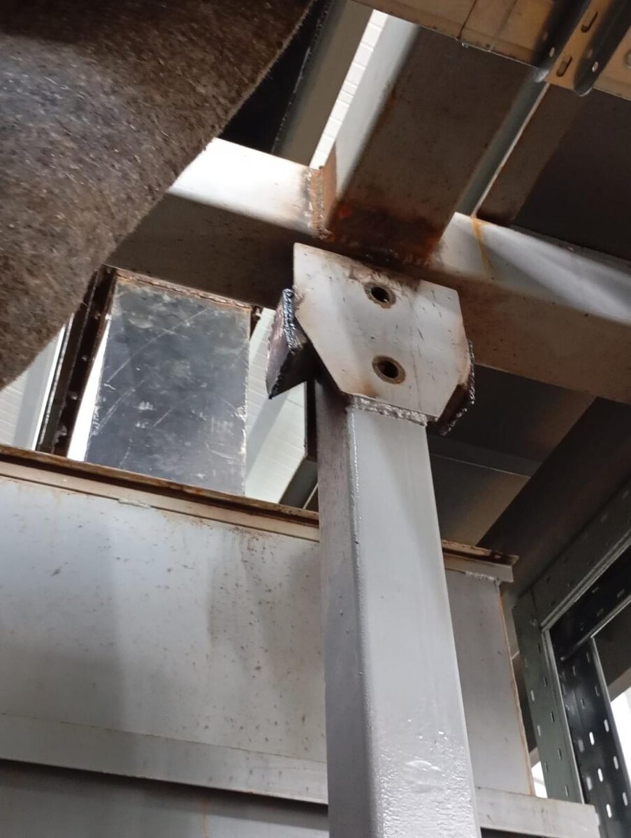 Сварка металлических конструкций на стройплощадке. Из того что было и/или нашлось)) Владелец этой конструкции отказался от цеховой сварки и решил варить конструкции по месту - с целью экономии.