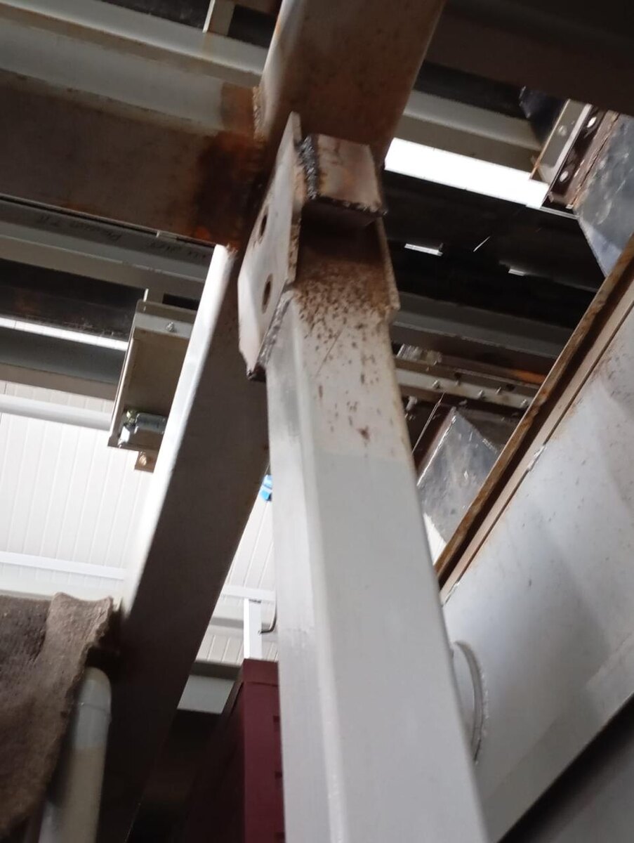 Сварка металлических конструкций на стройплощадке. Из того что было и/или нашлось. Владелец этой конструкции отказался от цеховой сварки и решил варить конструкции по месту - с целью экономии.