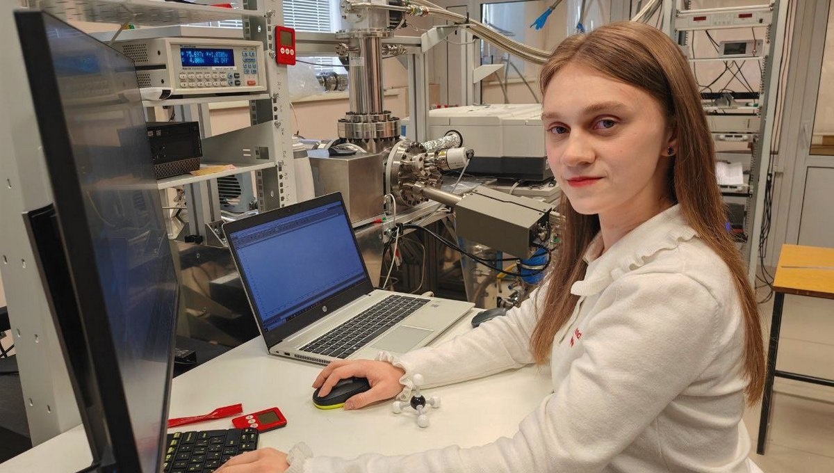 Инфракрасные спектры льдов ученые получили на оборудовании ISEAge. Фото из личного архива Антона Васюнина. 