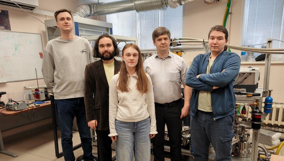 Коллектив лаборатории астрохимических исследований УрФУ. Фото из личного архива Антона Васюнина.