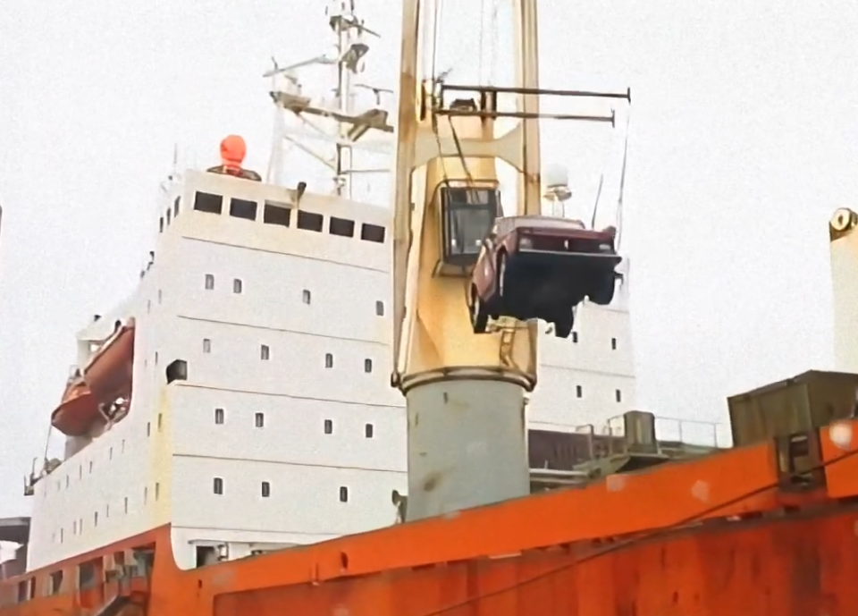 Погрузка нивы на «Академик Федоров»