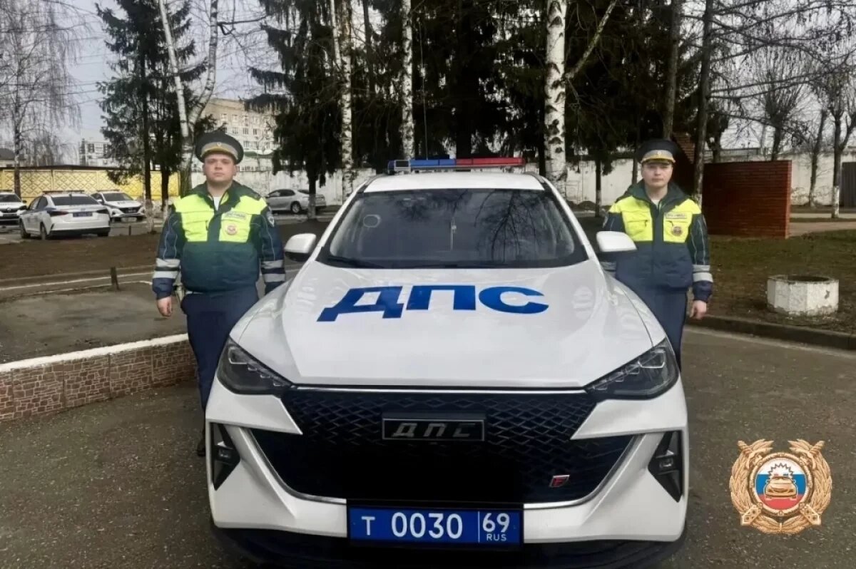    Под Тверью автоинспекторы помогли 2-летнему мальчику, проглотившему монеты