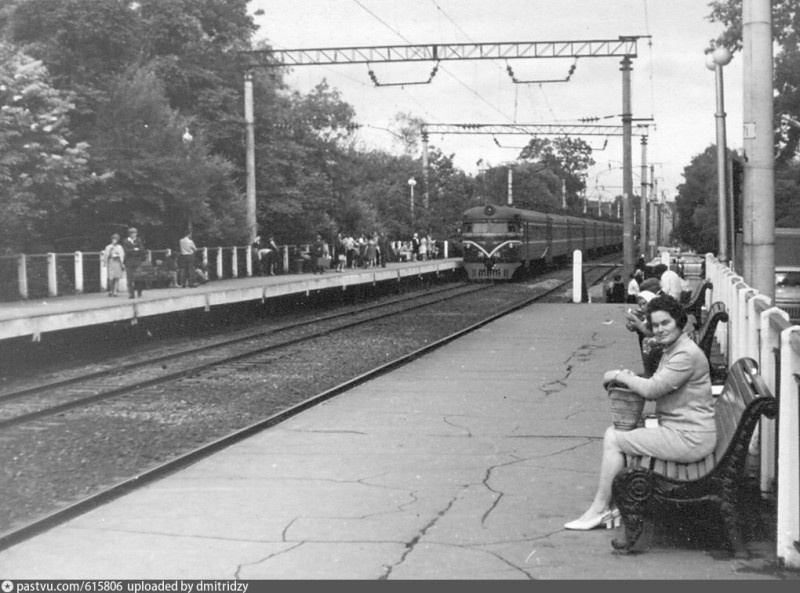 Типичная платформы электрички в Подмосковье начала 90-х годов. Именно в таких местах маньяки часто высматривали своих жертв