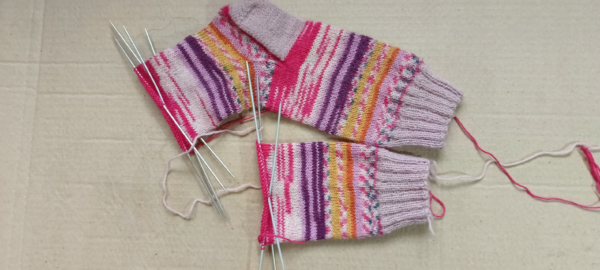   Эти носочки из итальянской носочной пряжи Лана Гросса Майленвайт . Фотографии готовых носочков не сохранилось, только в видео, которое не могу загрузить   Размер 38,Набирала  64 петли, спицы 2 мм. Они уже нашли свою хозяйку.