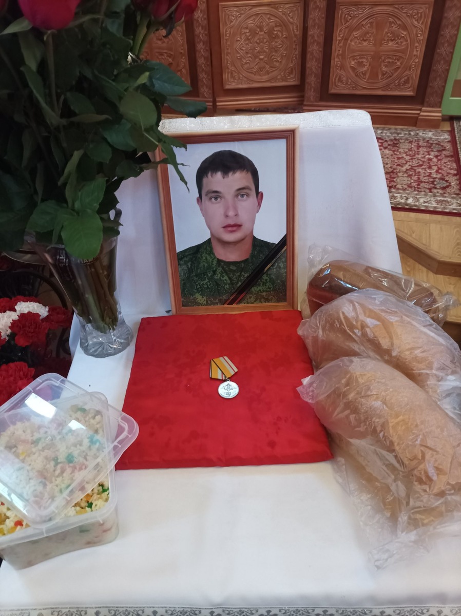 Множество людей пришли проститься с Денисом, когда жизнь его оборвалась