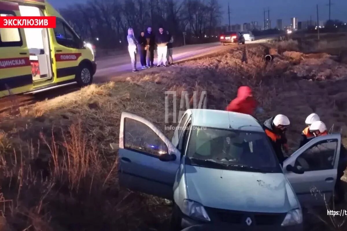    Водителя госпитализировали после опрокидывания машины в Псковском районе