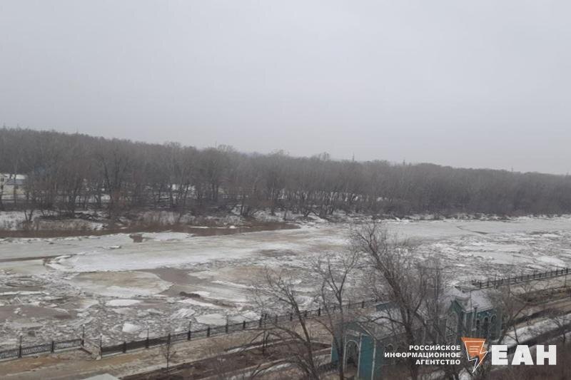    Ледоход на Урале в Оренбурге