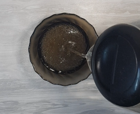 «Желатин замачиваем в холодной воде — классический способ, который гарантирует равномерное набухание и стабильное застывание»