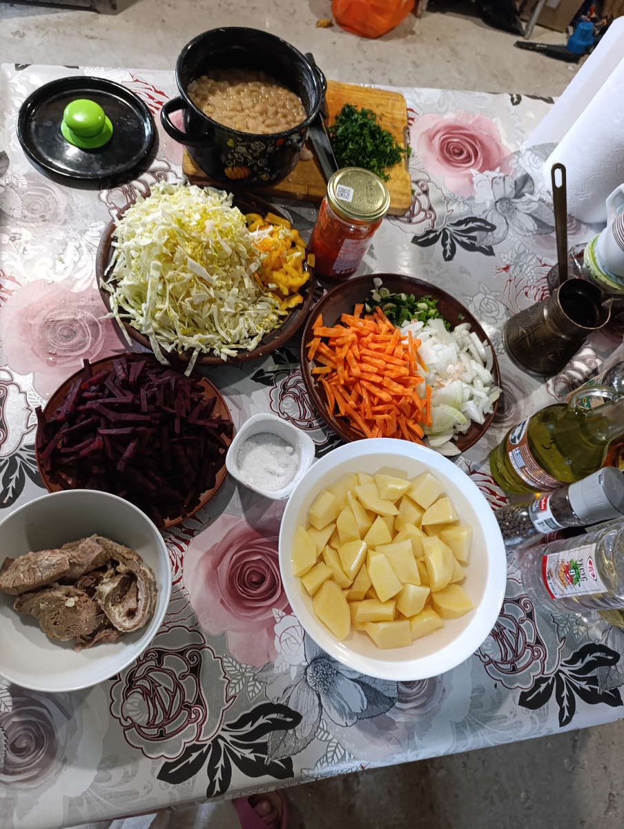 Все готово. Фасоль, мясо сварены, овощи нарезаны.