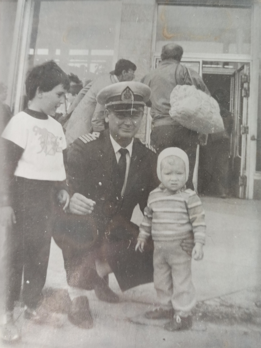 Июнь 1990 года. Дед, капитан-ледокольщик, улетает в Певек, а моему сыну здесь почти два года. Пройдёт время, и он будет покорять цифровые миры, унаследовав ту самую тягу к сложным маршрутам