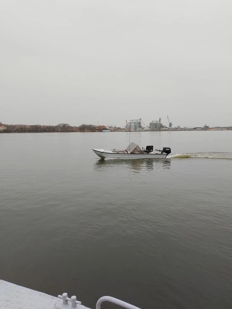 Астраханские спасатели обнаружили плывущую по Волге "призрачную" лодку без людей