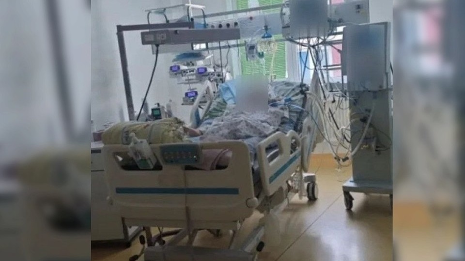 Пока мама спала в соседней комнате, трёхлетний малыш получил страшные травмы: состояние ребёнка крайне тяжелое