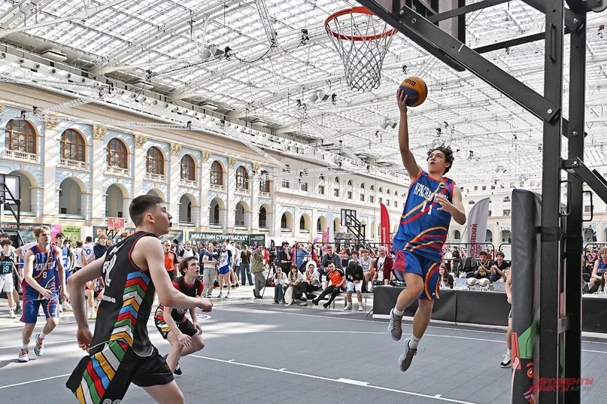    Главным событием фестиваля стал Кубок Красной площади, в котором приняли участие 12 стритбольных команд со всей России, в том числе из Санкт-Петербурга, Перми, Челябинска и Иркутска.