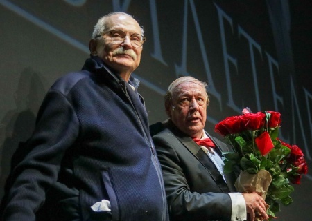    Михалков взял на поруки Ефремова и вернул на сцену