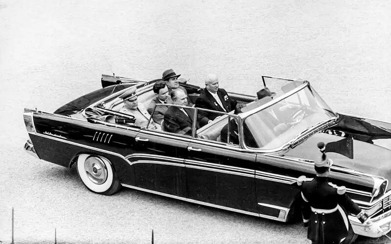 Советская делегация в Париже в ЗИЛ‑111В, май 1960 года.ЗИЛ-111
📷

