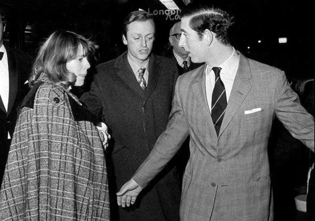 Камилла и Чарльз участвовали в проекте в 1972 году, который был прерван из-за его военно-морских обязанностей. На фото со своим тогдашним мужем Эндрю Паркером Боулзом и Чарльзом в 1975 году.