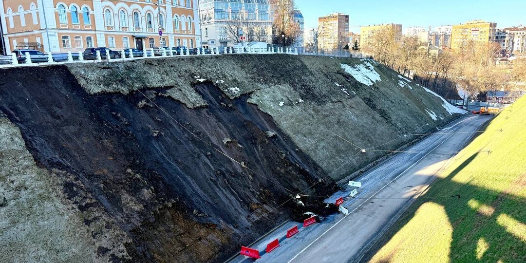 Из-за перекрытия Зеленского съезда после пятничного оползня центр Нижнего Новгорода теперь предсказуемо ежедневно сковывают ещё более