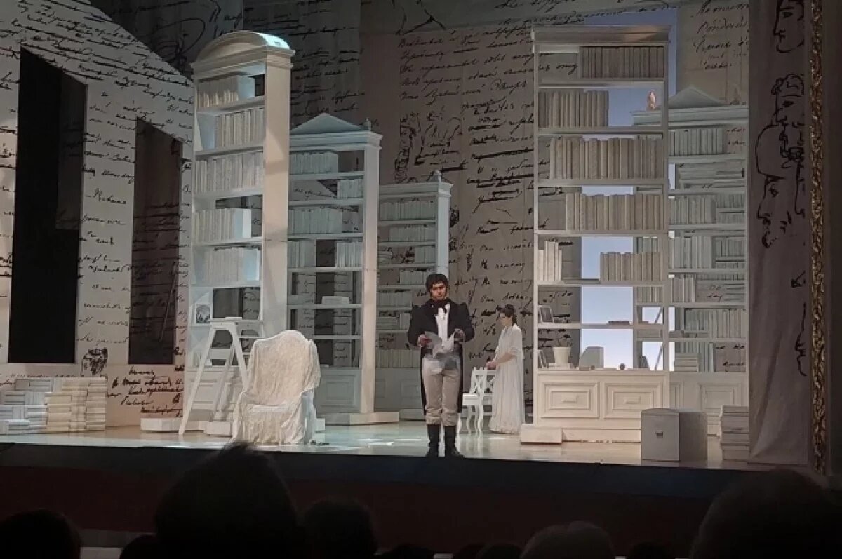    Роль Евгения Онегина исполнил солист Мариинского театра Владислав Куприянов, Татьяну спела солистка Шостакович Опера Балет Евгения Бумбу.