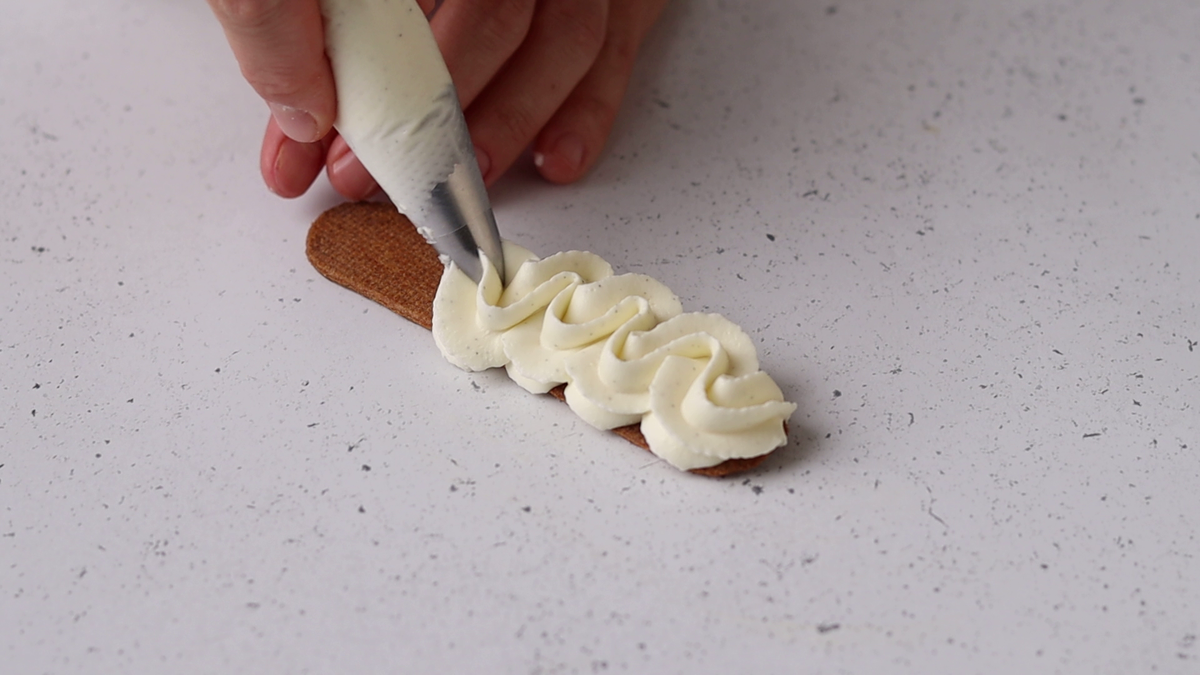 ганаш отлично держит форму, при это нежный по вовприятию