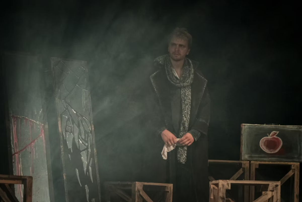 Кадры из спектакля  «РАСКОЛЬНИКОВ. Между Тьмой и Светом»