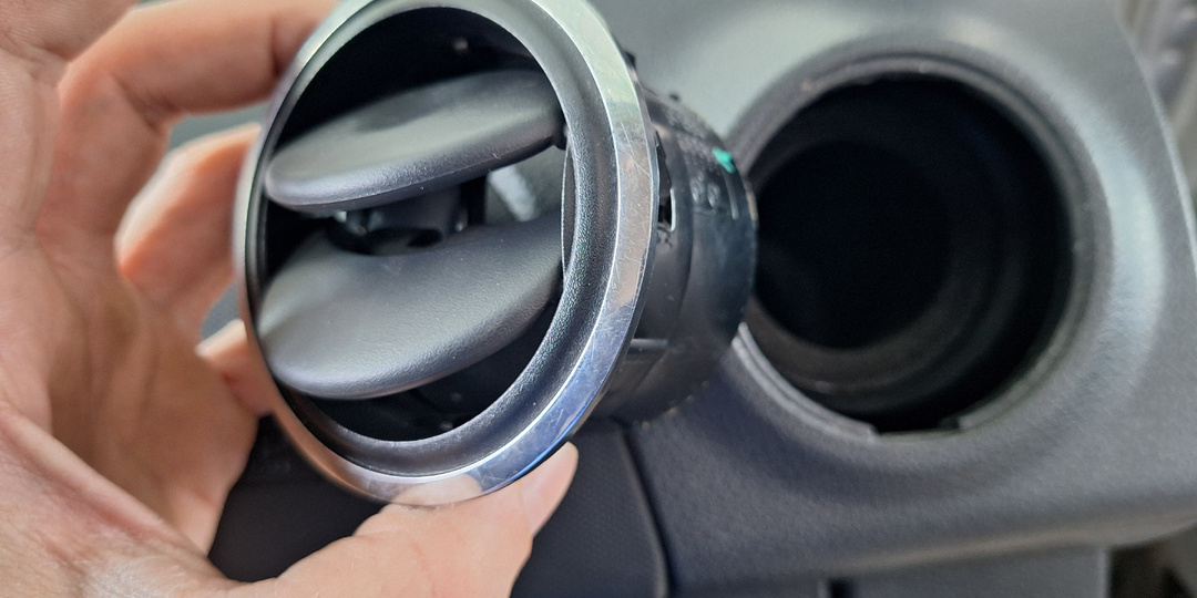 Лёгкий способ по-быстрому снять и не сломать сопло отопителя на Рено Логан-2 и Сандеро-2