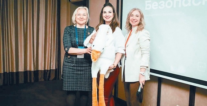 Наталья Немудрая (справа) вручила участнице семинара приз — гуся Сергея. Фото: ГК "Астрал"