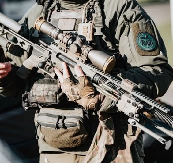 Снайпер RAID с винтовкой.