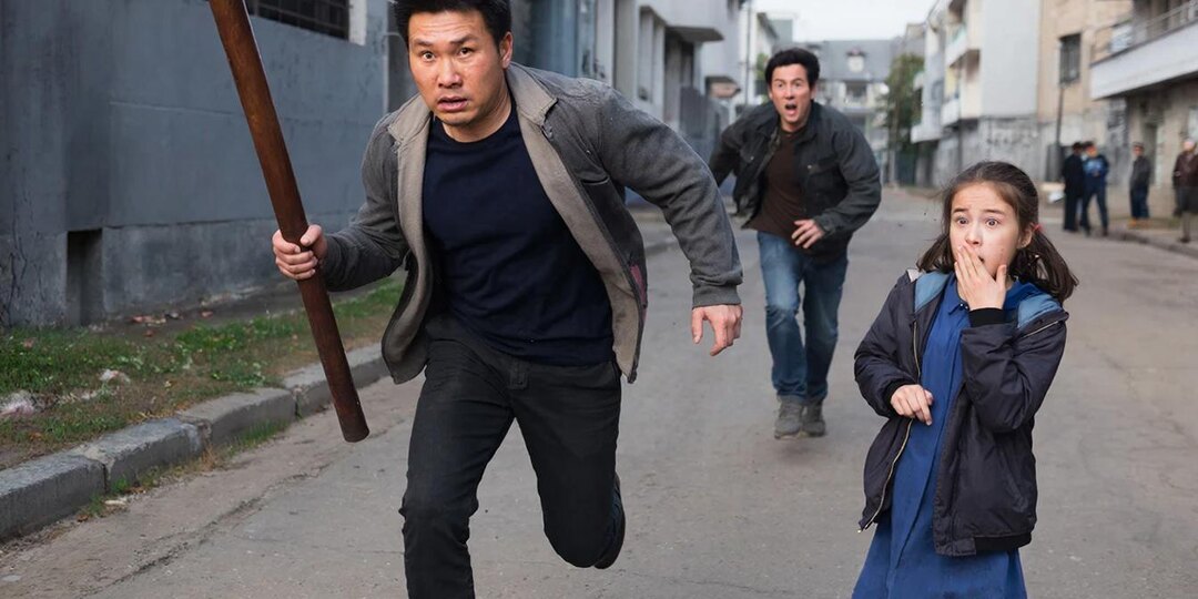 Мигрант лапал маленькую девочку – русский Роман взял палку и отлупил негодяя. Угадайте, кого хотят наказать?