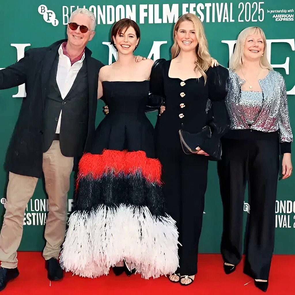 Джесси Бакли с сестрой Лили и родителями на премьере фильма «Хамнет: История, вдохновившая «Гамлета» на Лондонском кинофестивале, 2025 г