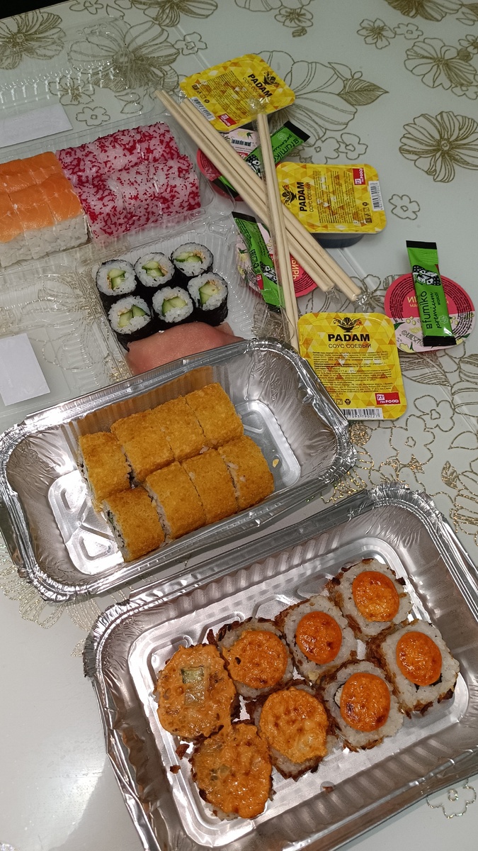 Наш скромный заказ. Крайние это я смазала, когда распаковывала.... 