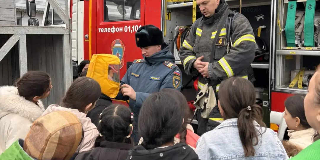 Школьникам поселка Тельмана показали технику огнеборцев