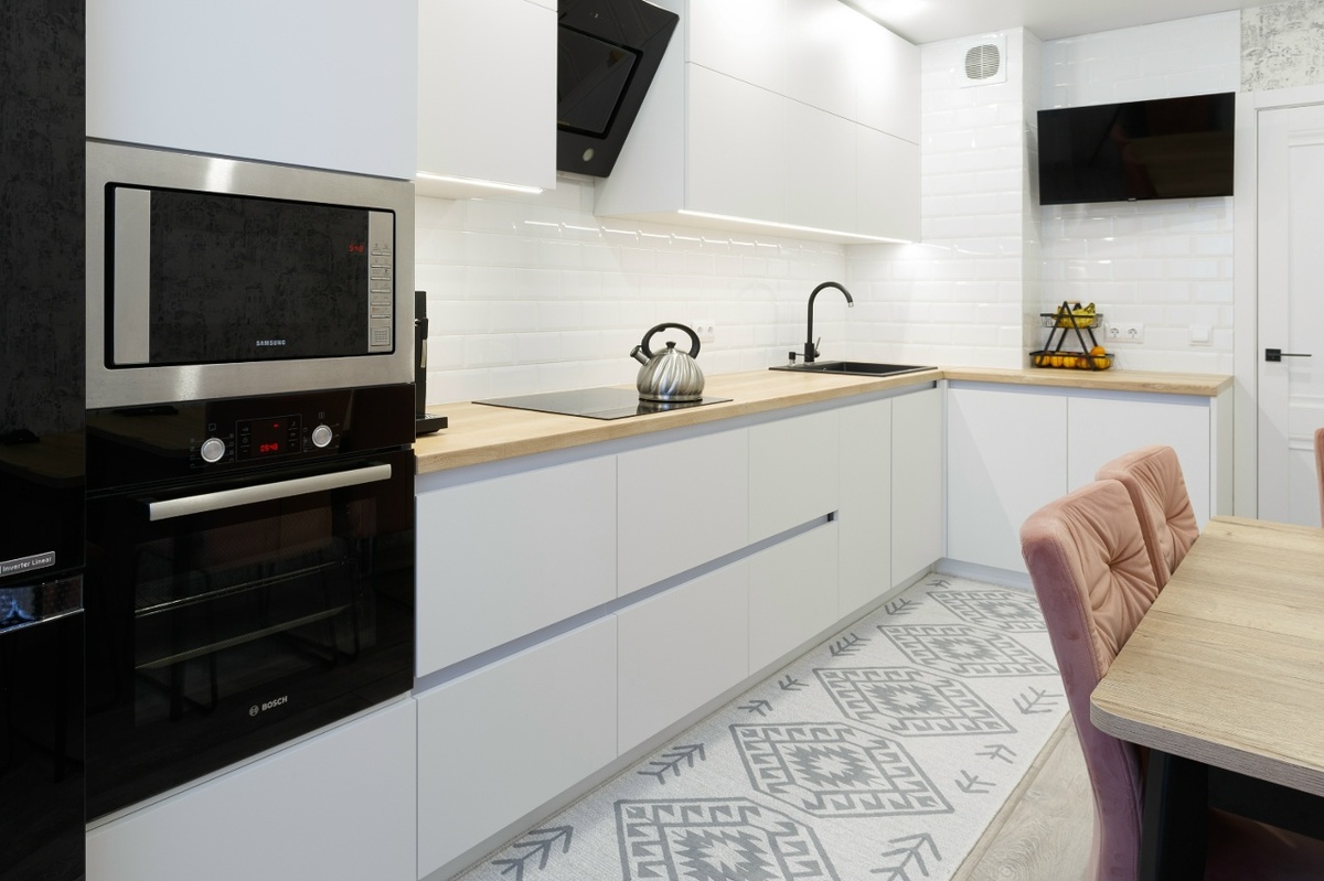 Проект кухни Irish Kitchen с серыми ручками Gola