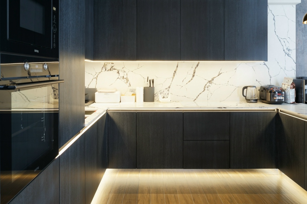 Проект кухни Deep Blue Kitchen с чёрными профильными ручками и подсветкой