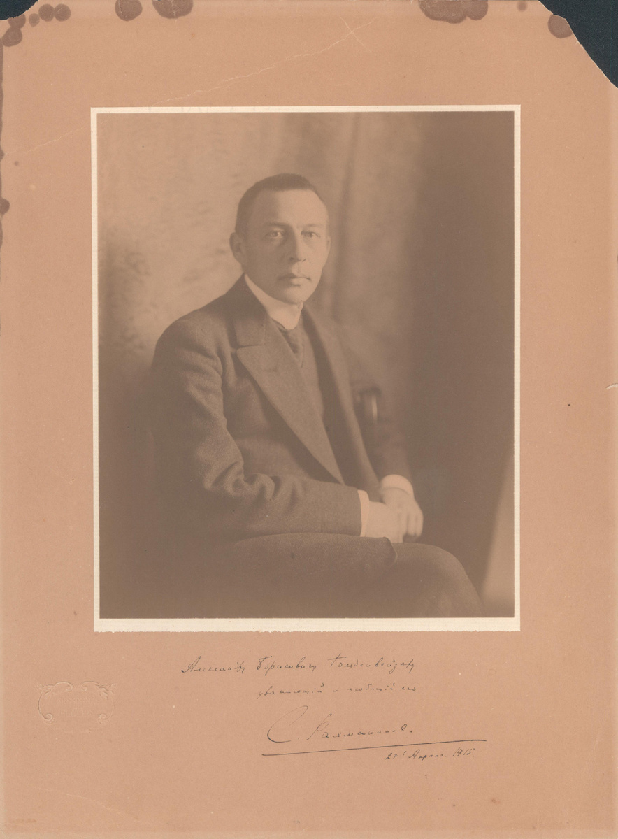 С.В. Рахманинов. Фотопортрет с дарственной надписью А.Б. Гольденвейзеру. Москва, 27 апреля 1915. Из фондов Российского национального музея музыки.