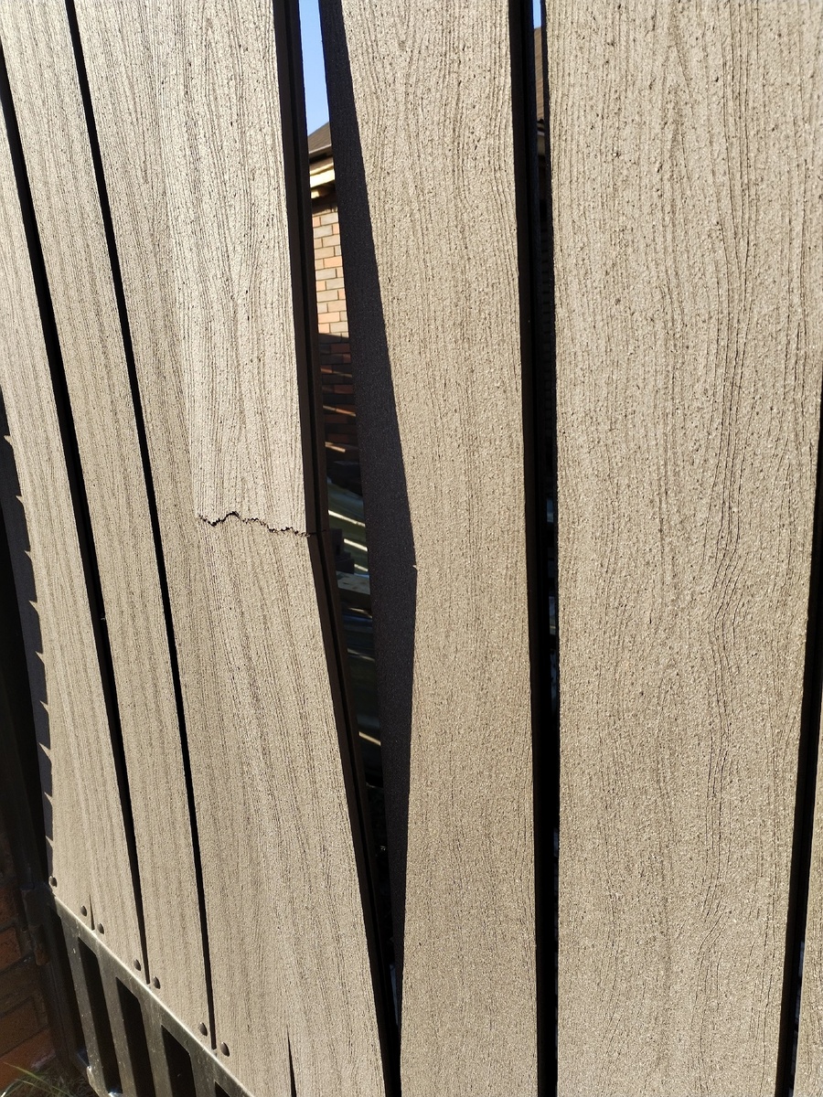 Поломанная доска ДПК на калитке