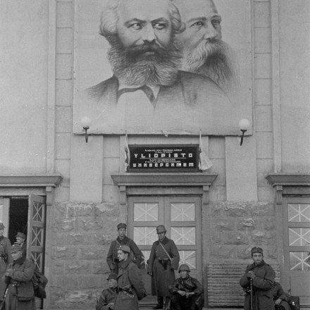 Главный вход здания Петрозаводского государственного университета, период оккупации Петрозаводска.