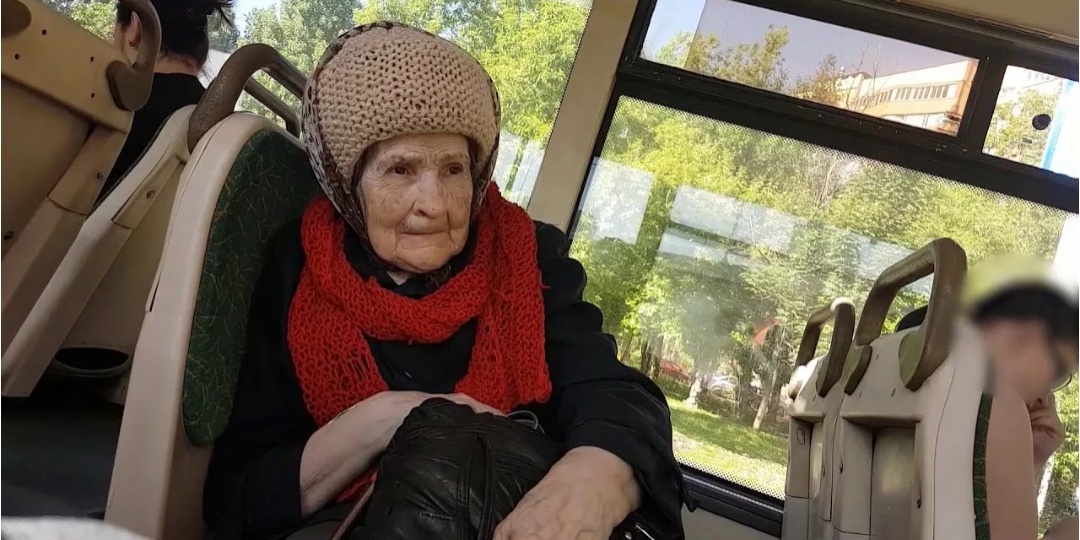 Увидел в автобусе бабушку с седыми волосами. Она смотрела в окно и вытирала слёзы. Подошел к ней, а она изменила моё мировозрение