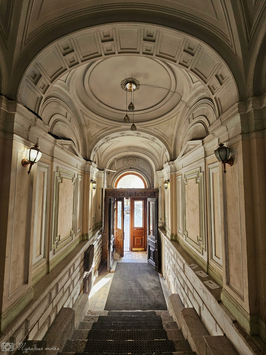 Она несколько похожа на левую парадную, но тут новее ремонт. Фото: Парадная гостья