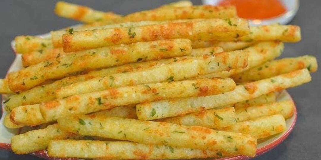 Беру 3 картошки + 50 гр сыра. Через полчаса гора хрустящих палочек на столе. Быстро и просто