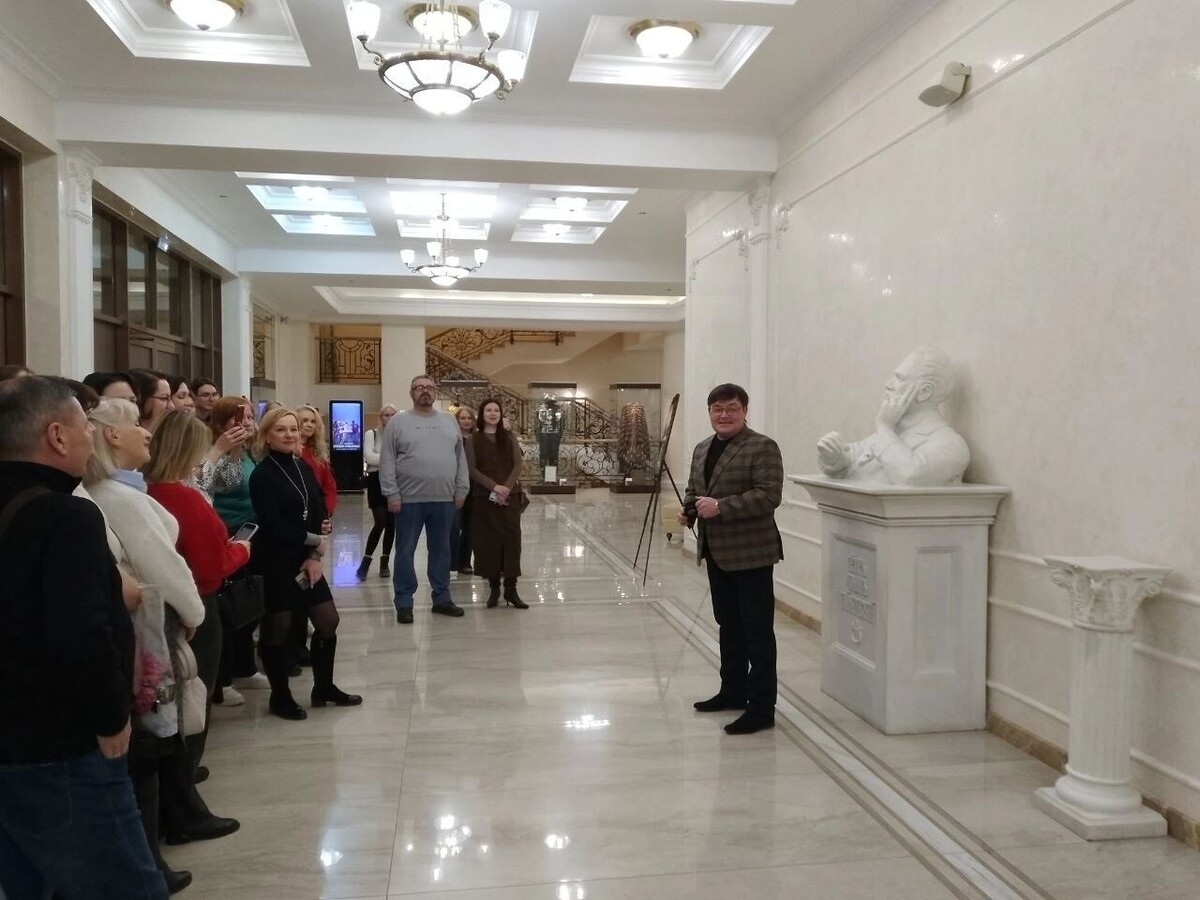    Директор театра оперы и балета Удмуртии Алексей Фомин и экскурсанты   Евгений Кандаков / udm-info.ru
