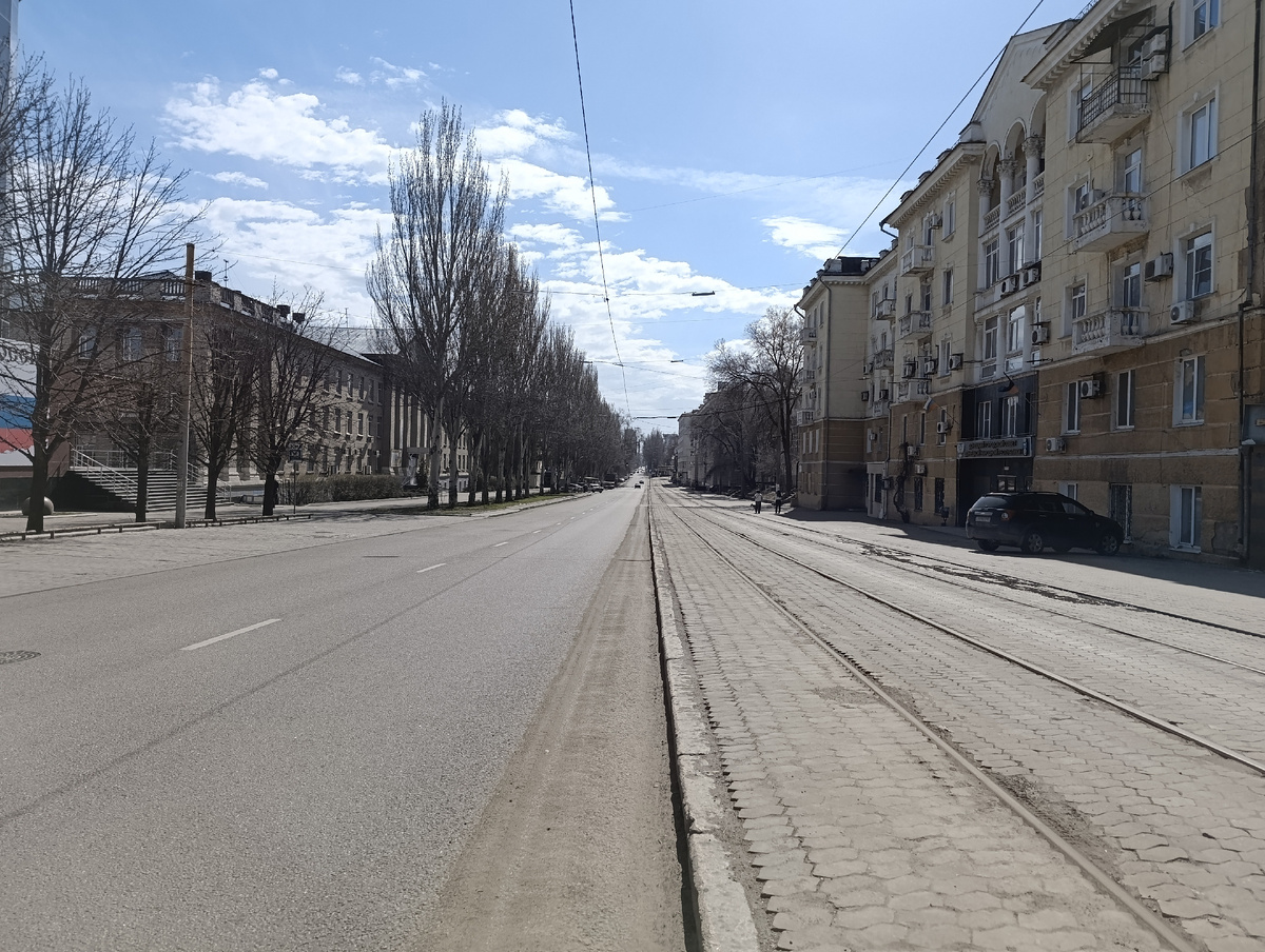 Улица Челюскинцев и рельсы трамвая первого маршрута.