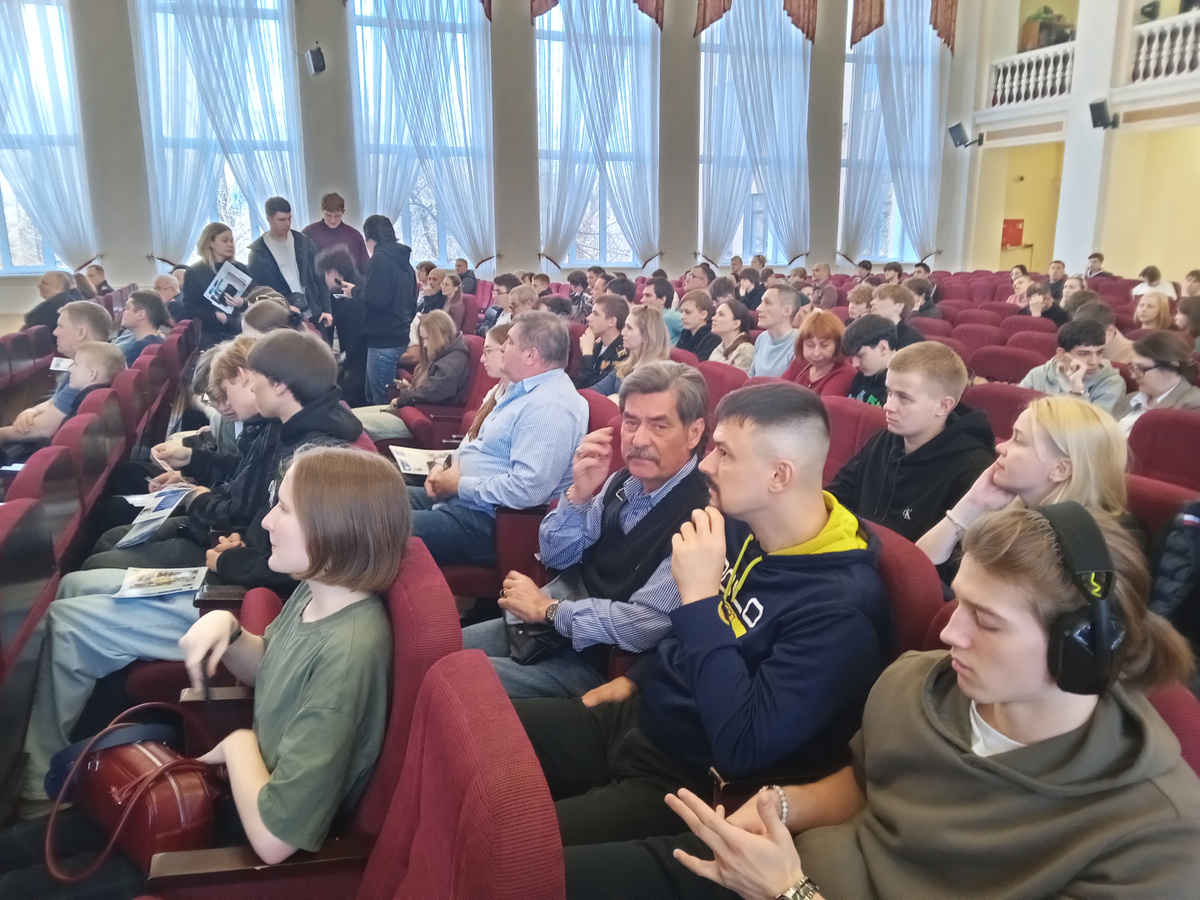 Абитуриенты и их родители узнали об основных направлениях подготовки и условиях поступления / Фото: Корабел.ру  📷
