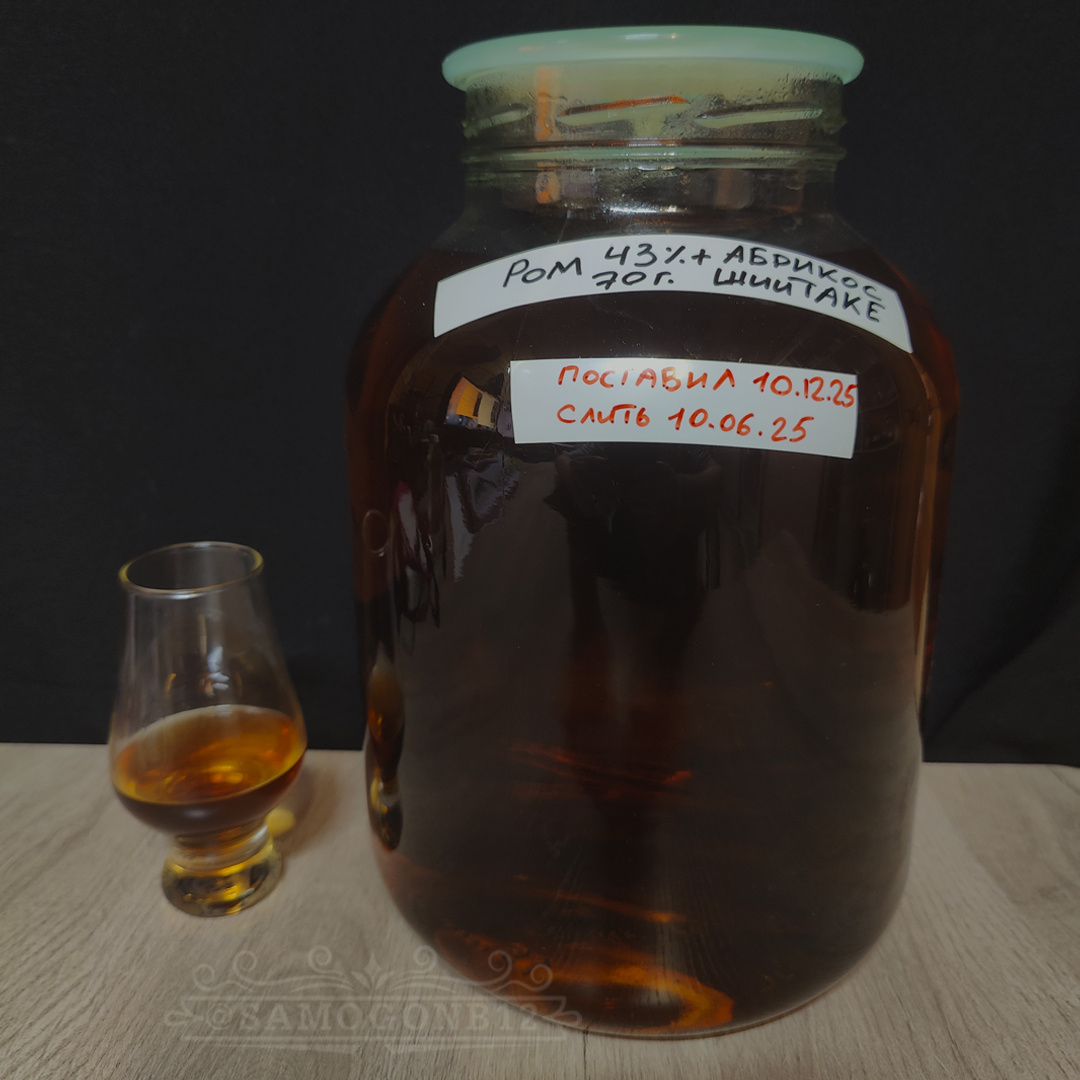 Фото автора © Ром 43% на брусках абрикоса ферментированного шиитаке. 