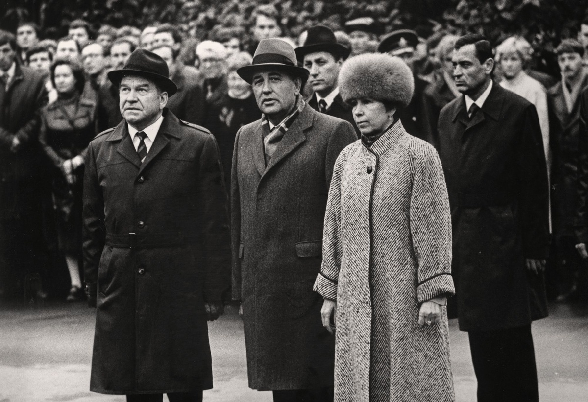 В. Н. Птицын (1-й слева), М. С. Горбачев, Р. М. Горбачева (в центре) у памятника В. И. Ленину в Мурманске, источник: из фондов ГАМО