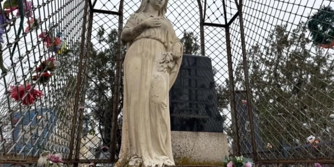 Молчит целый век. Почему женщины шепчут статуе Марии о своих самых заветных мечтах?