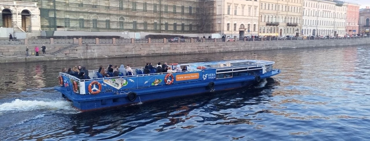    Прогулочный теплоход на реке Фонтанке. Автор фото: "ДП"