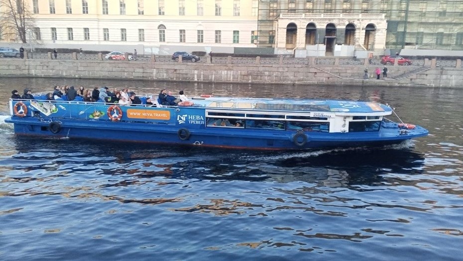    Прогулочный теплоход на Фонтанке. Автор фото: "ДП"