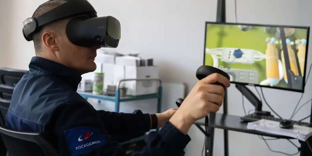 Основной экипаж МКС-75 отработал навыки прямого и обратного шлюзования в виртуальном скафандре